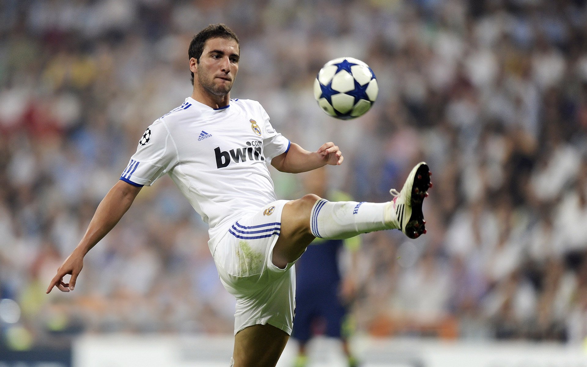 富安健洋终场绝杀!多特蒙德对阵利物浦的史诗之战